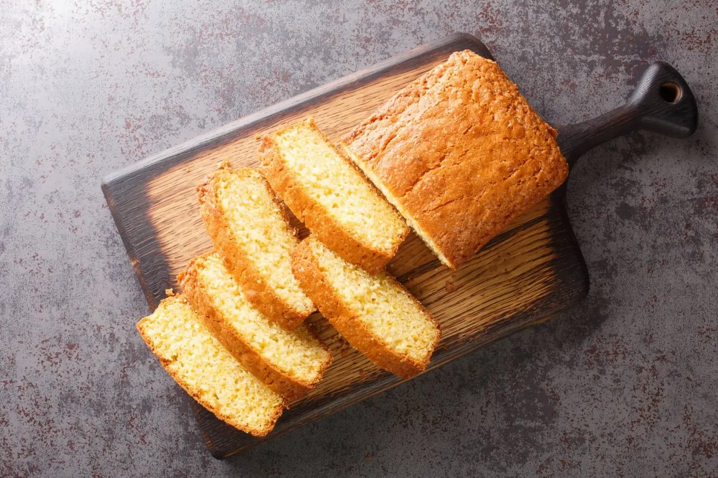 recette gâteau à la vanille découpé sur une planche de cuisine